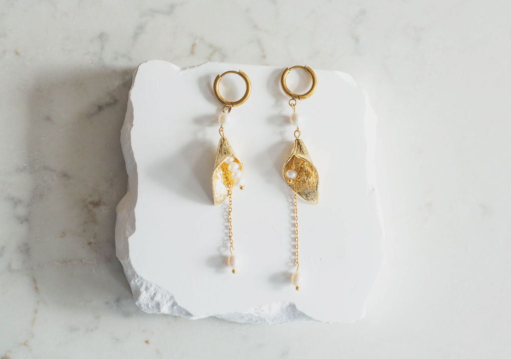 Gold Floral Pearl Drop Earrings – Vintage-Inspired Bridal Dangle Earrings